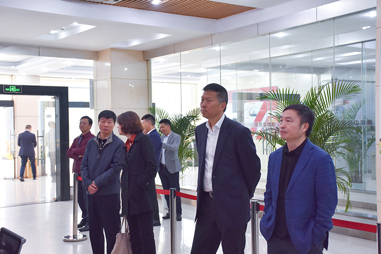 中國(guó)銀行四川省分行副行長(zhǎng)左焜一行到川威集團(tuán)連界區(qū)域參觀交流(圖1)