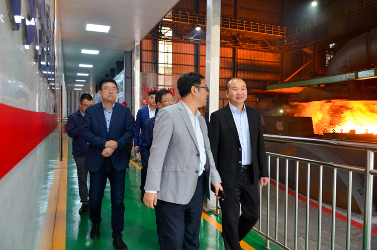 陜鋼集團漢鋼公司到釩鈦科技參觀交流：現(xiàn)場非常震撼，環(huán)境特別好！(圖2)