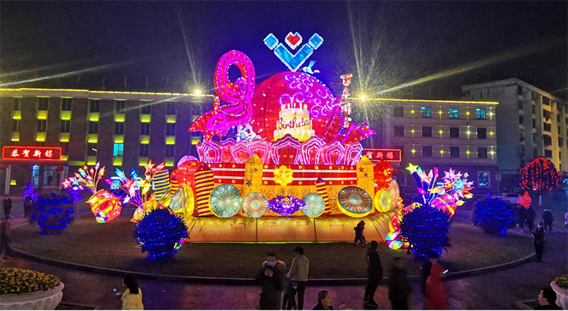王勁董事長(zhǎng)大年三十晚親臨燈會(huì)現(xiàn)場(chǎng)送祝福(圖2)