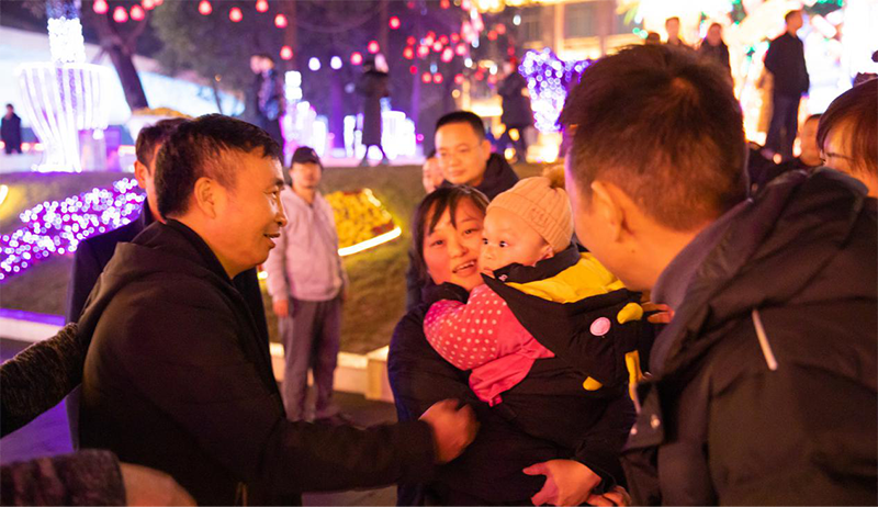 王勁董事長(zhǎng)大年三十晚親臨燈會(huì)現(xiàn)場(chǎng)送祝福(圖6)