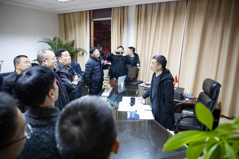 王勁董事長(zhǎng)大年三十晚親臨燈會(huì)現(xiàn)場(chǎng)送祝福(圖10)