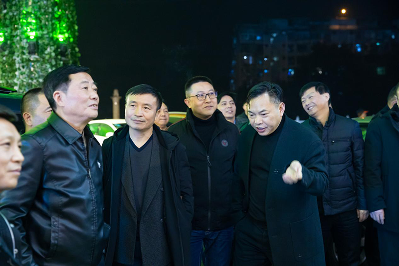 王勁董事長(zhǎng)大年三十晚親臨燈會(huì)現(xiàn)場(chǎng)送祝福(圖12)