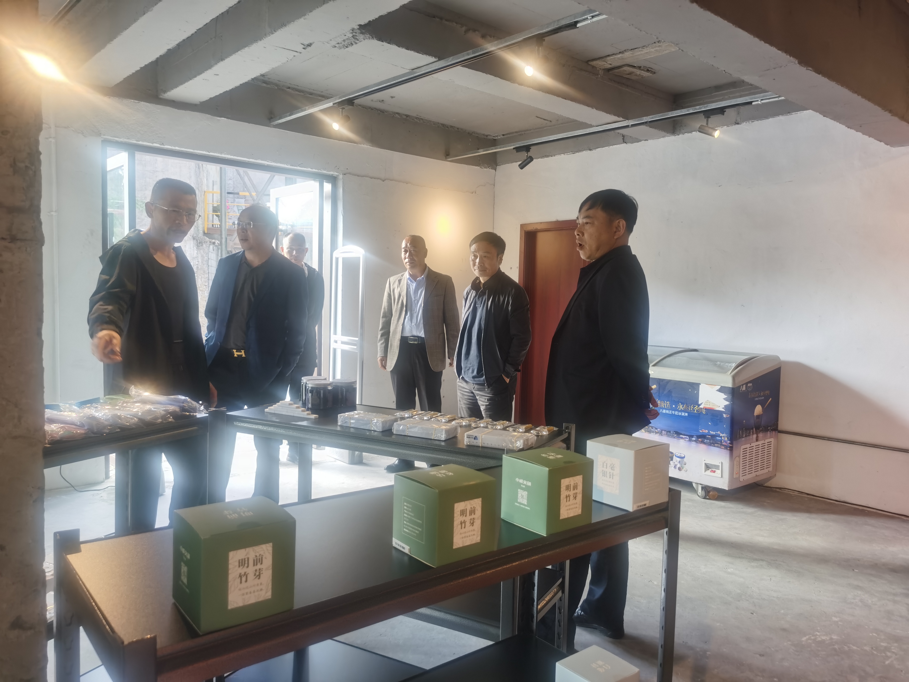 堅持熱愛 不負耕耘——集團董事長王勁蒞臨工業(yè)研學旅行營地視察指導(圖2) 堅持熱愛 不負耕耘——集團董事長王勁蒞臨工業(yè)研學旅行營地視察指導(圖2)