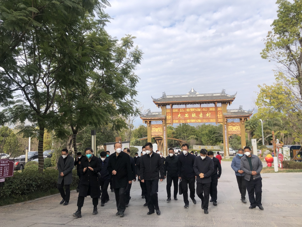 中央組織部副部長傅興國一行考察調(diào)研大石板二期項(xiàng)目(圖2) 中央組織部副部長傅興國一行考察調(diào)研大石板二期項(xiàng)目(圖2)