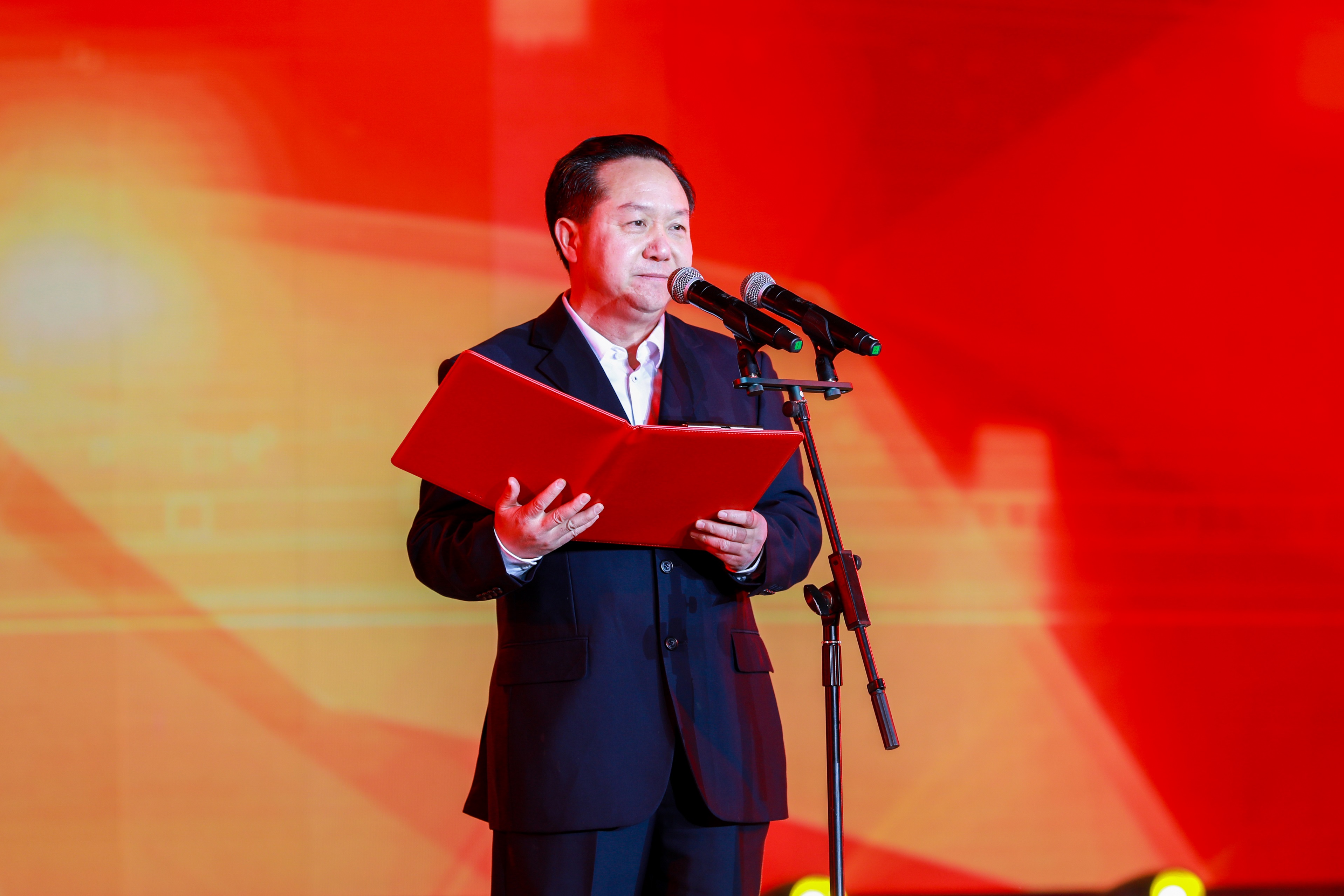 風(fēng)雨兼程 執(zhí)夢(mèng)前行——集團(tuán)公司2023年迎新晚會(huì)圓滿落幕(圖2) 風(fēng)雨兼程 執(zhí)夢(mèng)前行——集團(tuán)公司2023年迎新晚會(huì)圓滿落幕(圖2)