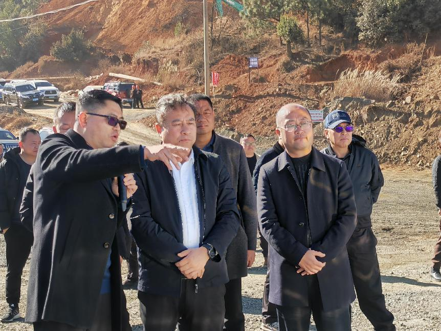 涼山州州委常委、州政府常務(wù)副州長向貴瑜到礦業(yè)總公司白草礦區(qū)調(diào)研