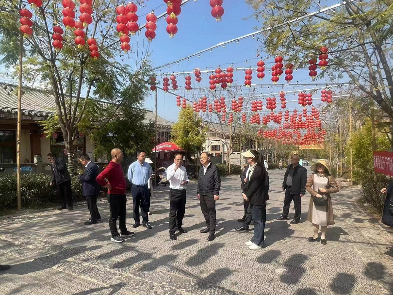 省審計(jì)廳陶志偉廳長一行赴大石板鄉(xiāng)村振興項(xiàng)目調(diào)研(圖2) 省審計(jì)廳陶志偉廳長一行赴大石板鄉(xiāng)村振興項(xiàng)目調(diào)研(圖2)
