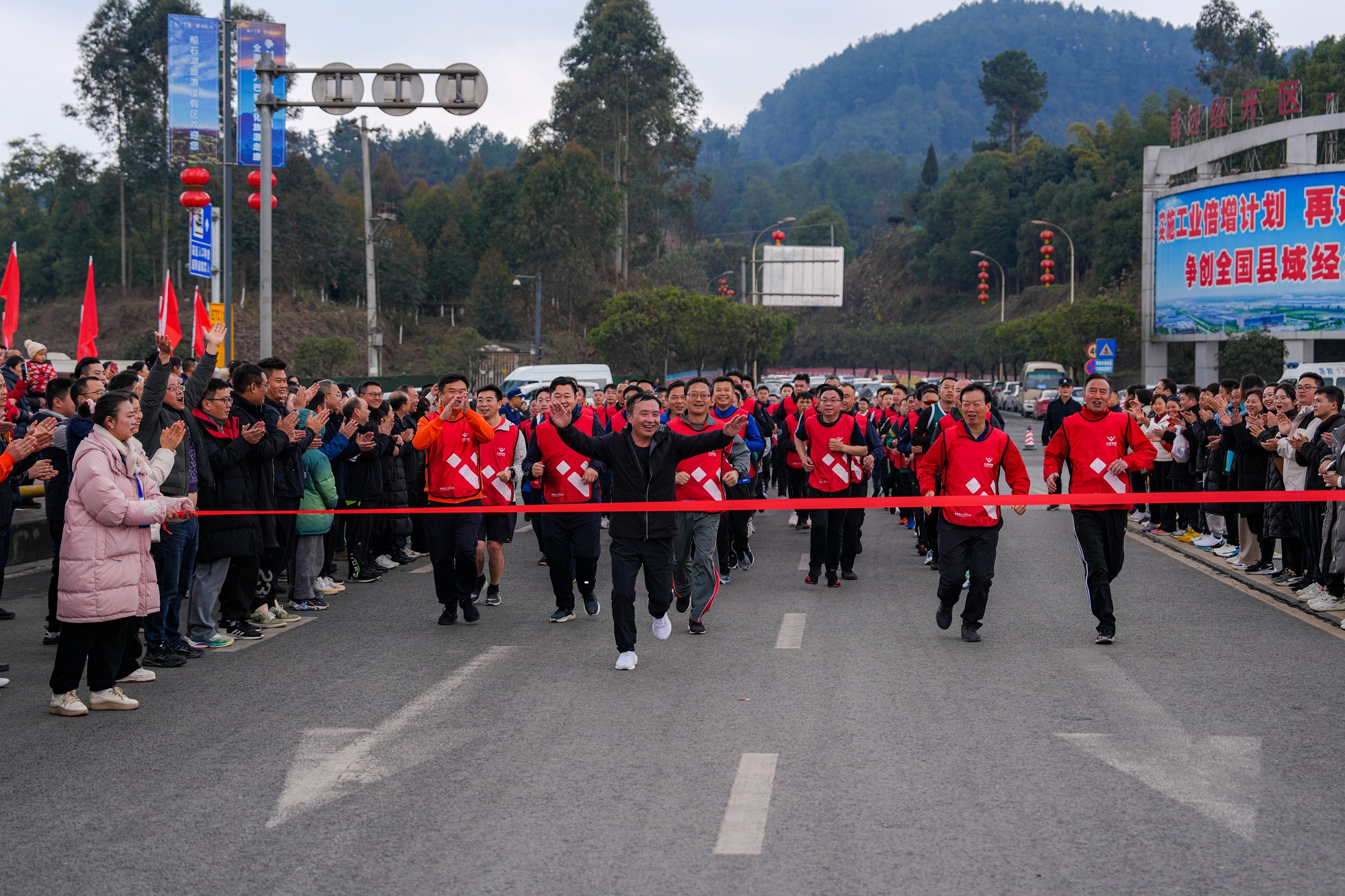 創(chuàng)造奇跡 追求卓越——川威集團(tuán)隆重舉行2024年新春越野跑(圖14) 創(chuàng)造奇跡 追求卓越——川威集團(tuán)隆重舉行2024年新春越野跑(圖14)