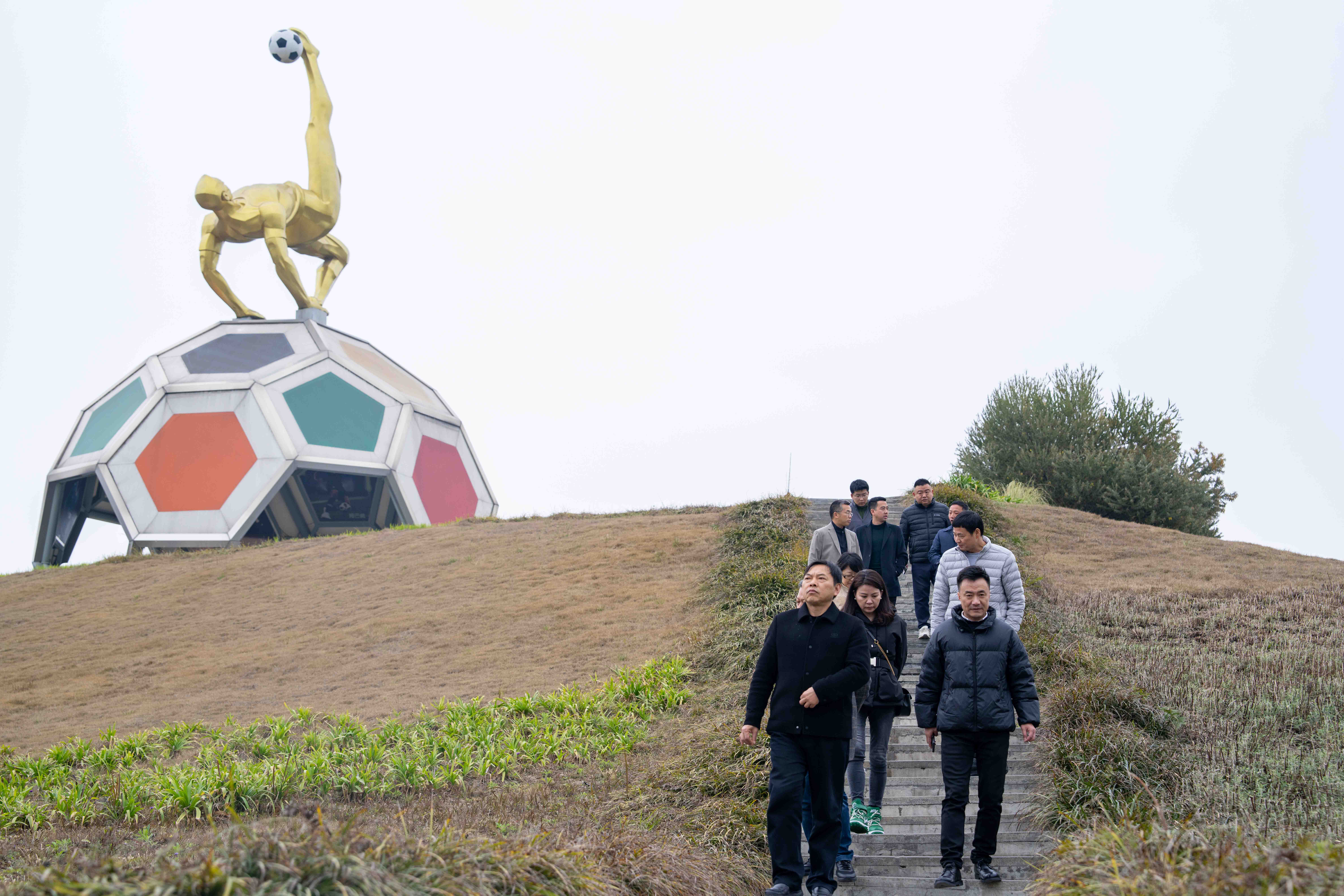 省主流媒體一行赴川威集團(tuán)連界基地考察交流(圖2) 省主流媒體一行赴川威集團(tuán)連界基地考察交流(圖2)