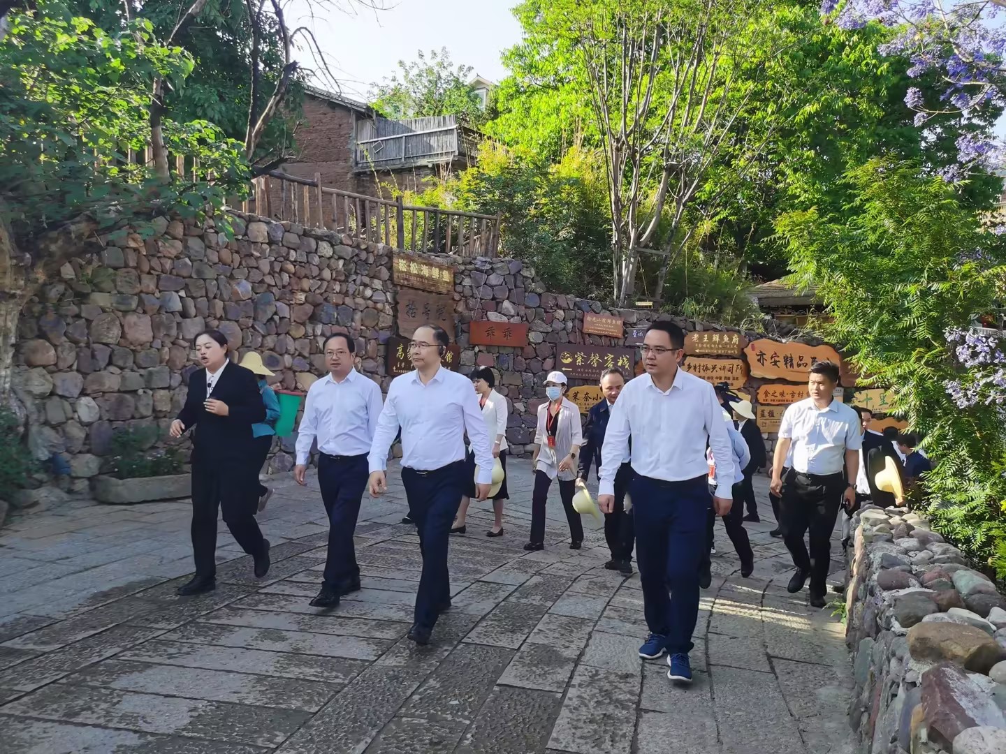 大石板項(xiàng)目再次成為“頂流”——全省鞏固拓展脫貧攻堅(jiān)成果工作推進(jìn)會(huì)在此成功召開(kāi)(圖2) 大石板項(xiàng)目再次成為“頂流”——全省鞏固拓展脫貧攻堅(jiān)成果工作推進(jìn)會(huì)在此成功召開(kāi)(圖2)
