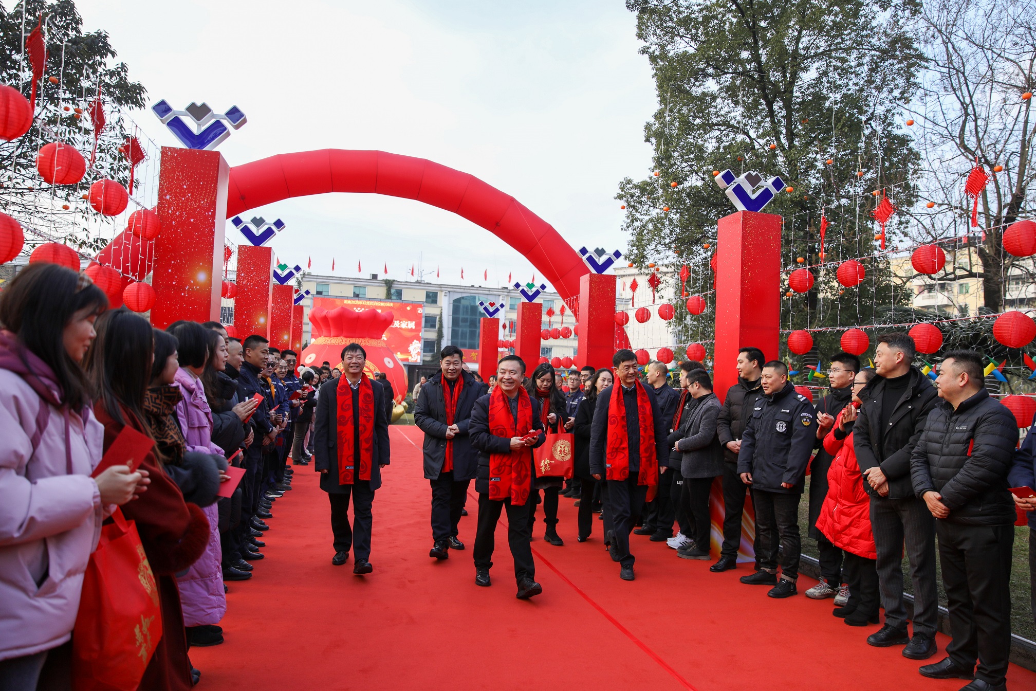 新起點(diǎn) 新征程 新作為 集團(tuán)公司開展2025年新春慰問活動(dòng)暨迎新春團(tuán)拜會(huì)(圖1) 新起點(diǎn) 新征程 新作為 集團(tuán)公司開展2025年新春慰問活動(dòng)暨迎新春團(tuán)拜會(huì)(圖1)