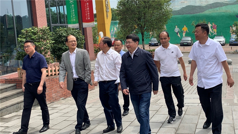 中國(guó)建筑金屬結(jié)構(gòu)協(xié)會(huì)會(huì)長(zhǎng)郝際平一行考察川威裝配式建筑(圖1)