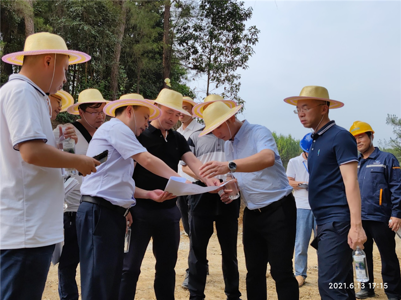 集團公司王勁董事長視察穹窿植物園建設現(xiàn)場(圖1)